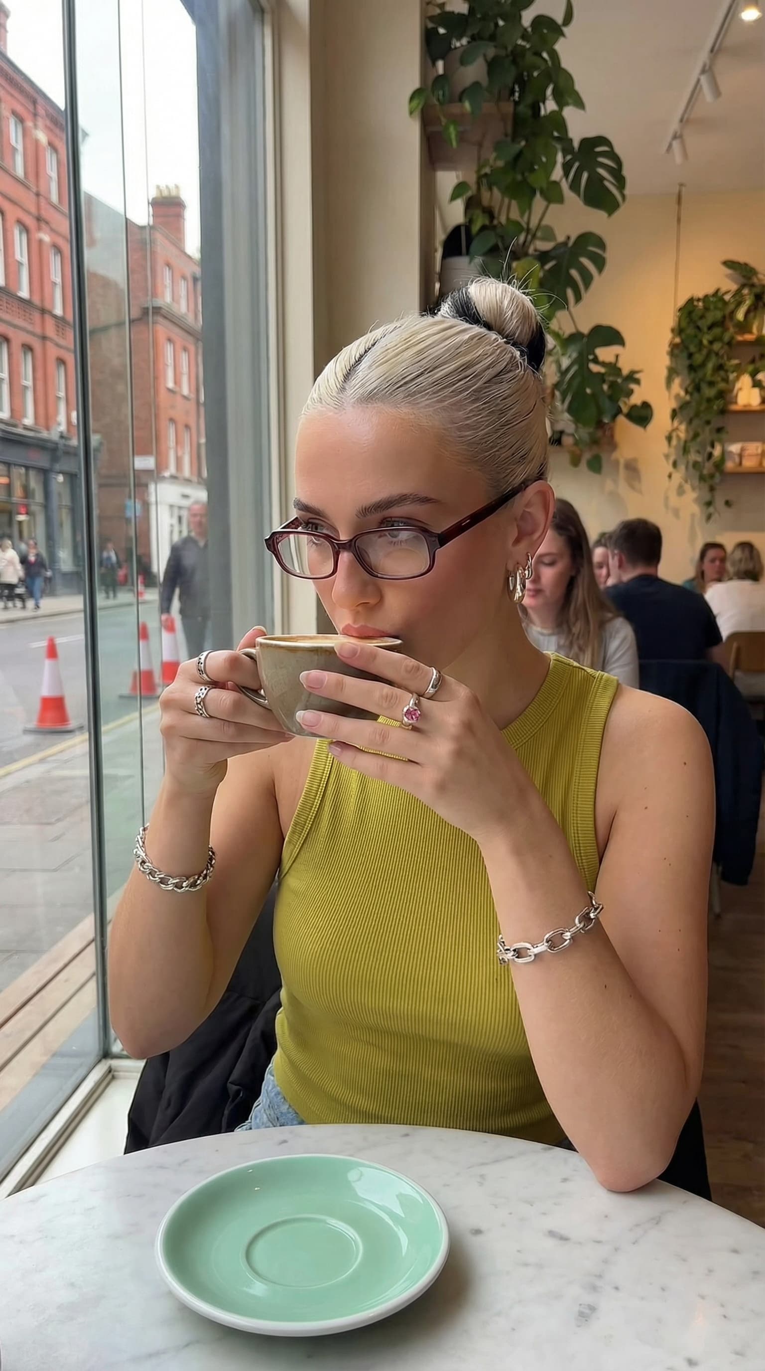 Cafe Lifestyle: Blonde in Glasses